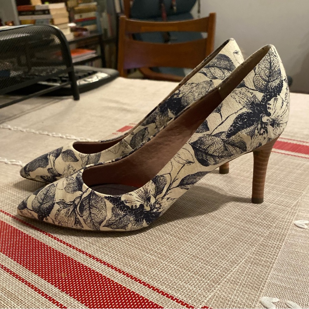 ROCKPORT - REALLY! Comfy AF toile pumps